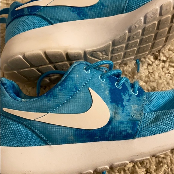 Nike Roshe Run Sneakers - Picture 4 of 4